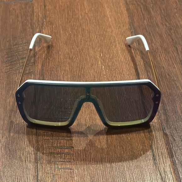 BRAND NEW! Stylish Blue and White Sunglasses - Picture 9 of 9